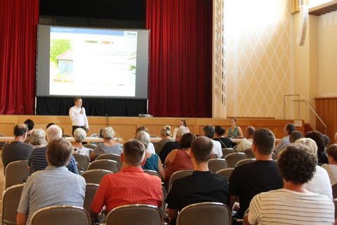 Das Bild zeigt die gut besuchte Veranstaltung in der Staufenhalle.