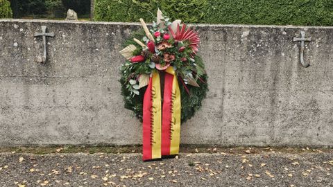 Das Bild zeigt den Kranz auf dem Friedhof Plüderhausen.