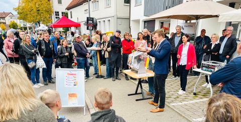 Bürgermeister Treiber bei der Verlosung der Preise am Flohmarktstand der BürgerStiftung