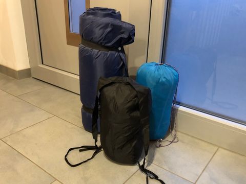 Notgepäck: Isomatte, Schlafsack und kleiner Rucksack