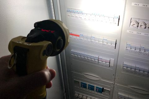 Sicherungskasten, Kontrolle mit Taschenlampe