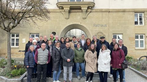 Mitglieder des Gemeinderats, des Handels- und Gewerbevereins (HGV)), der Gemeindeentwicklung sowie der Gemeindeverwaltung vor dem Herrenberger Rathaus..