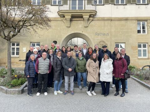 Mitglieder des Gemeinderats, des Handels- und Gewerbevereins (HGV)), der Gemeindeentwicklung sowie der Gemeindeverwaltung vor dem Herrenberger Rathaus..