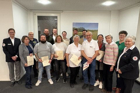 BM Treiber und DRK-Ortsverein mit den geehrten Blutspendern im Sitzungssaal vom Rathaus