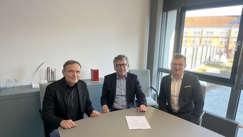 Auf dem Bild sind BM Treiber, H. Schaffer und Pfarrer Walz beim Notartermin zu sehen