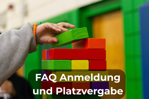 Symbolbild: FAQ Anmeldung und Platzvergabe - im Hintergrund ein Kind, welches Bauklötze aufeinader stapelt.
