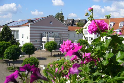 Das Bild zeigt den Marktplatz und die Staufenhalle.