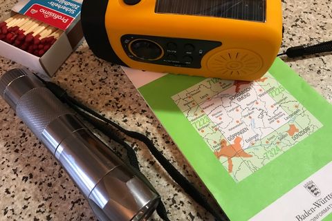Taschenlampe, Karte, Streichholz und Radio helfen im Notfall weiter