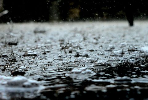 Starker Regen führt unter anderem zu Wassermassen auf Straßen